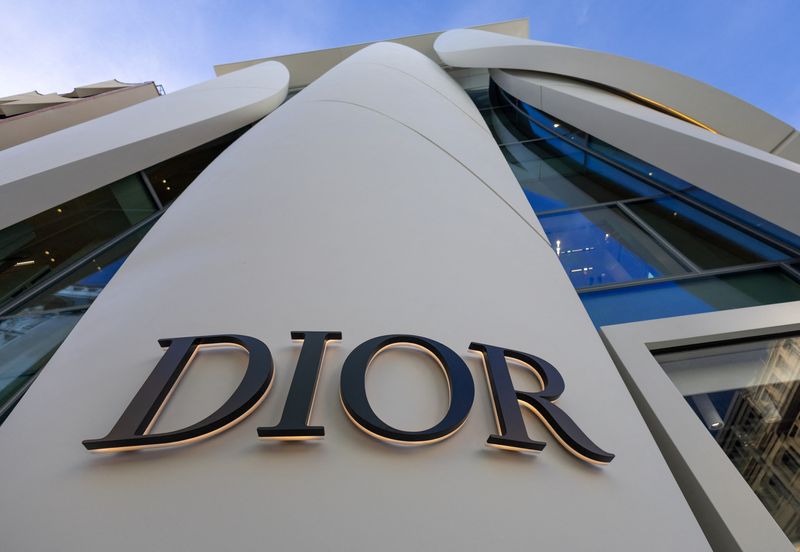 © Reuters. FILE PHOTO: Dior logo is pictured on the newly opened Dior boutique, designed by French architect Christian de Portzamparc, at the Rue du Rhone in Geneva, Switzerland, March 13, 2024. REUTERS/Denis Balibouse
