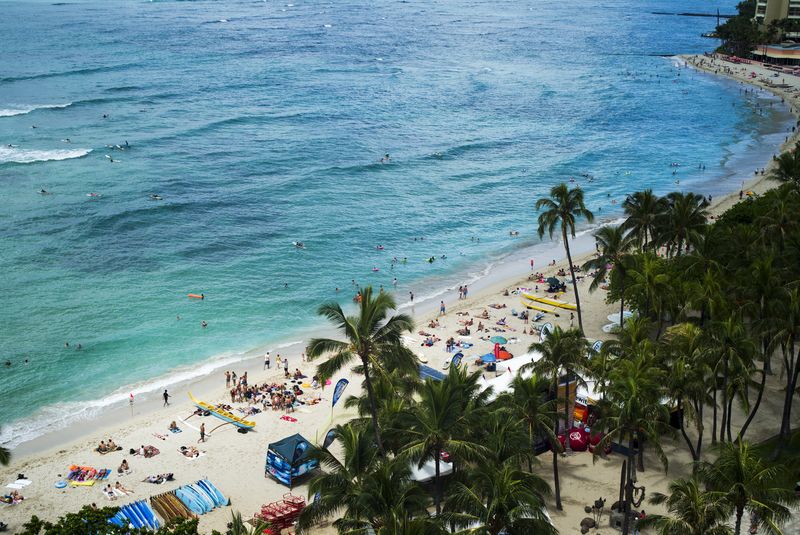 &copy; Reuters. FILE PHOTO: People are pictured at Waikiki Beach in Honolulu, Hawaii August 25, 2015. REUTERS/Marco Garcia