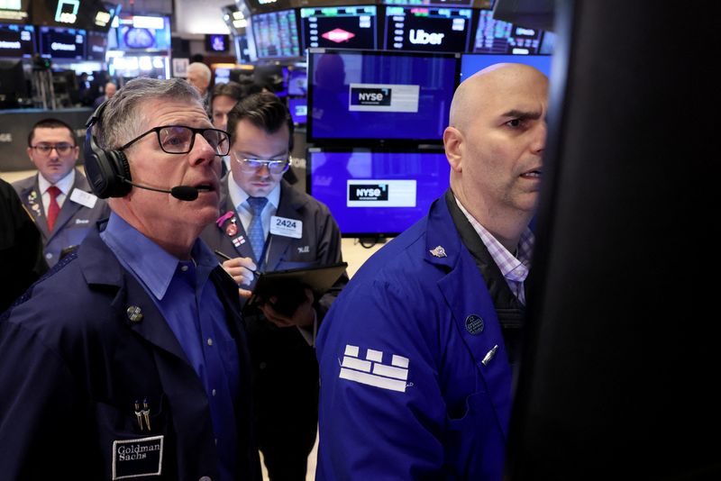 © Reuters. Trader alla Borsa di New York (Nyse) a New York City, Stati Uniti, 15 maggio 2024.  REUTERS/Brendan McDermid