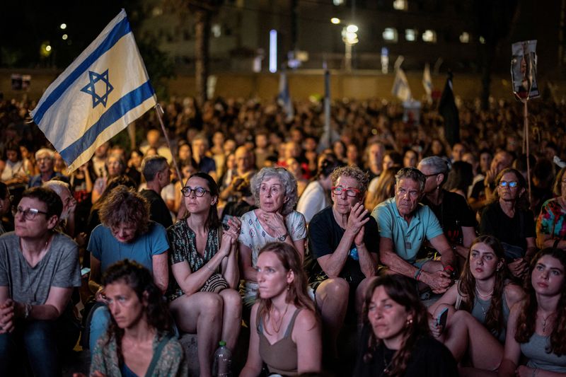 &copy; Reuters. FILE PHOTO: People attend a rally in support of hostages in Gaza, asking for their release, amid the ongoing Israel-Hamas conflict, in Tel Aviv, Israel, June 8, 2024. REUTERS/Marko Djurica/File Photo