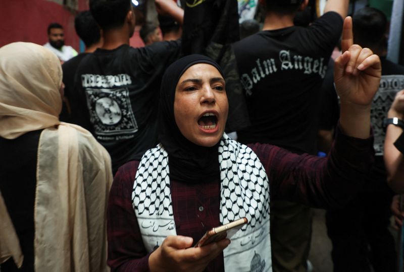 &copy; Reuters. Una donna palestinese durante una protesta indetta dal movimento della Jihad islamica palestinese a sostegno dei palestinesi di Gaza, nel campo profughi palestinese di Shatila, nella periferia di Beirut, in Libano, l'11 maggio 2024. REUTERS/Mohamed Azakir