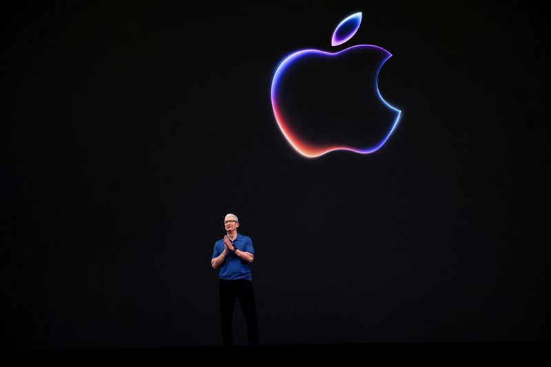 © Reuters. Apple CEO Tim Cook attends the annual developer conference event at the company's headquarters in Cupertino, California, U.S., June 10, 2024. REUTERS/Carlos Barria