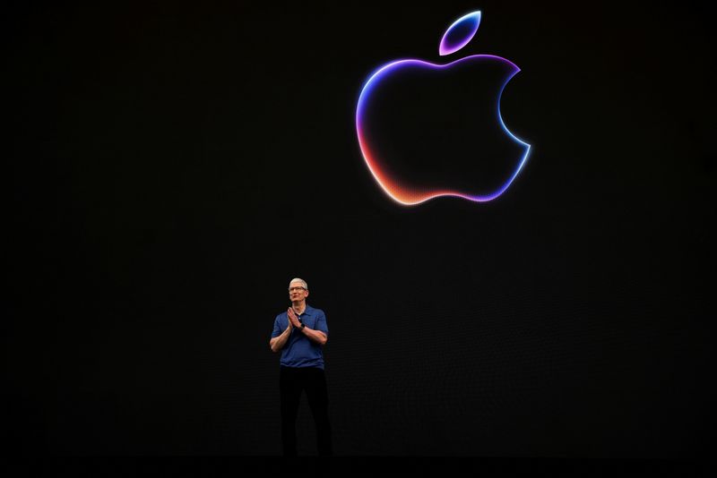 &copy; Reuters. Apple CEO Tim Cook attends the annual developer conference event at the company's headquarters in Cupertino, California, U.S., June 10, 2024. REUTERS/Carlos Barria