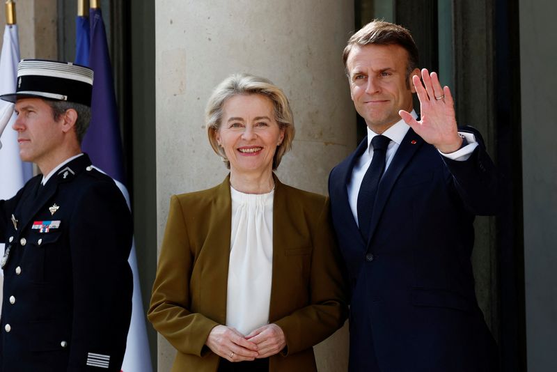 &copy; Reuters. Presidente da França, Emmanuel Macron, recebe a presidente da Comissão Europeia, Ursula von der Leyen, em Paris, Françan06/05/2024nREUTERS/Gonzalo Fuentes