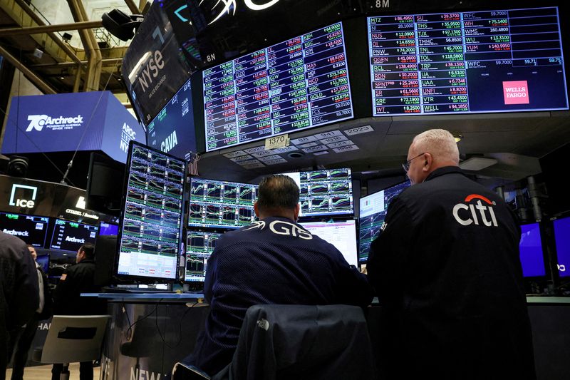© Reuters. FILE PHOTO: Traders work on the floor at the New York Stock Exchange in New York City, U.S., April 26, 2024.  REUTERS/Brendan McDermid/File Photo
