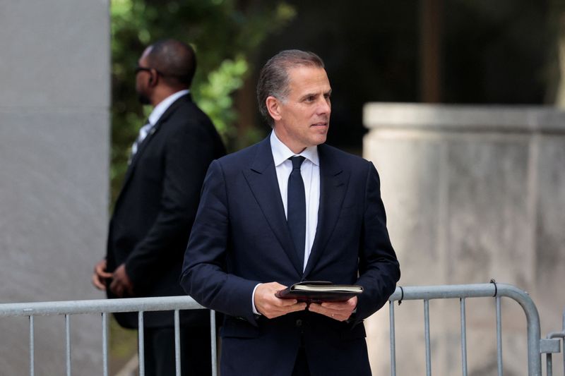 © Reuters. Hunter Biden, son of U.S. President Joe Biden, walks outside the federal court on the day of his trial on criminal gun charges, in Wilmington, Delaware, U.S., June 10, 2024. REUTERS/Hannah Beier
