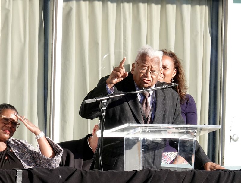 © Reuters. FILE PHOTO: Rev. James Lawson speaks at Lorraine Motel, now the National Civil Rights Museum, during events surrounding the 50th anniversary of the death of civil rights leader Martin Luther King Jr. in Memphis, Tennessee, U.S. April 4, 2018.  REUTERS/Karen Pulfer Focht/File Photo