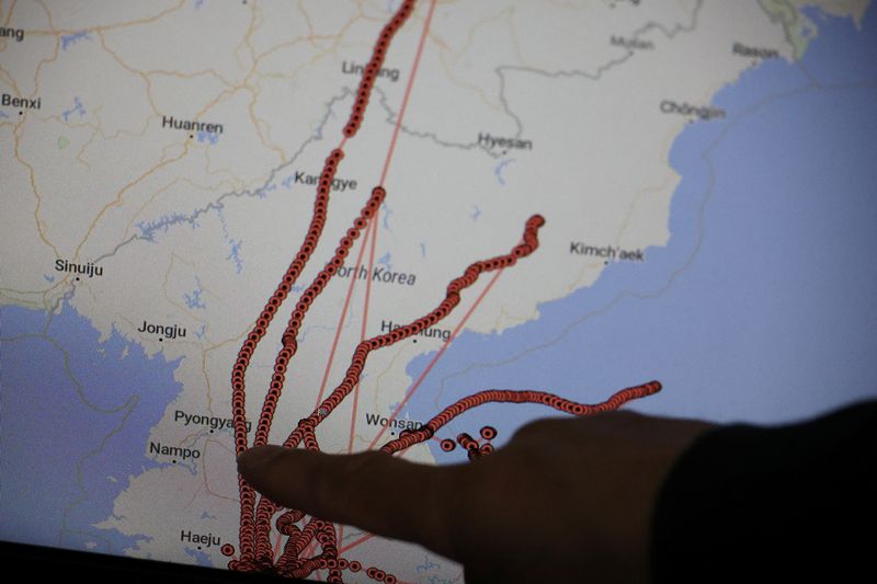 © Reuters. A monitor shows the GPS tracking of balloons built by a Seoul-based activist group that are designed to distribute anti-North Korean messages over North Korean territory in Seoul, South Korea, June 3, 2024.   REUTERS/Kim Hong-Ji