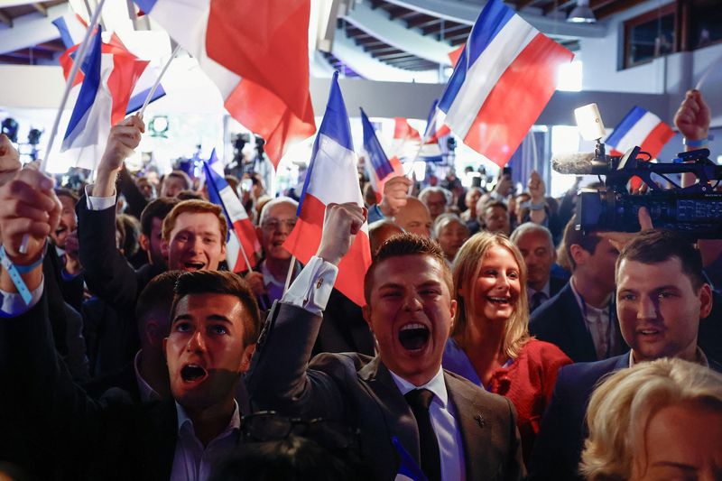 &copy; Reuters. Apoiadores do Reunião Nacional comemoram em Paris desempenho nas eleições para o Parlamento Europeun09/06/2024nREUTERS/Sarah Meyssonnier