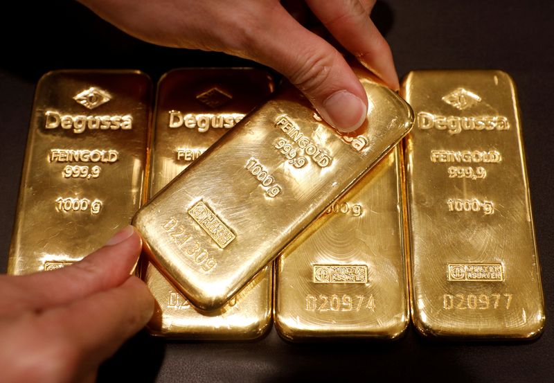 &copy; Reuters. FILE PHOTO: An employee shows gold bullions at Degussa shop in Singapore June 16, 2017. REUTERS/Edgar Su/File Photo