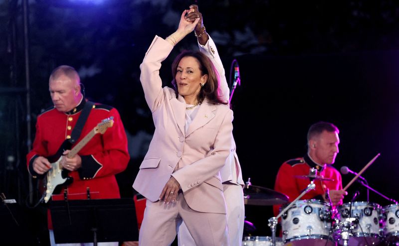 © Reuters. U.S. Vice-President Kamala Harris dances with Kirk Franklin during a Juneteenth concert hosted by U.S. President Joe Biden on the South Lawn at the White House in Washington, D.C., U.S. June 10, 2024. REUTERS/Leah Millis