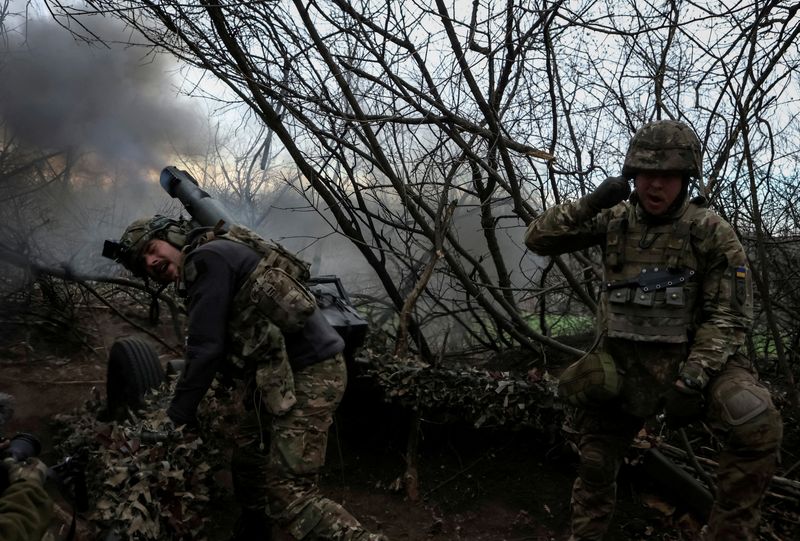 © Reuters. FILE PHOTO: Servicemen of the 12th Special Forces Brigade Azov of the National Guard of Ukraine fire a howitzer towards Russian troops, amid Russia's attack on Ukraine, in Donetsk region, Ukraine April 5, 2024. REUTERS/Sofiia Gatilova/File Photo
