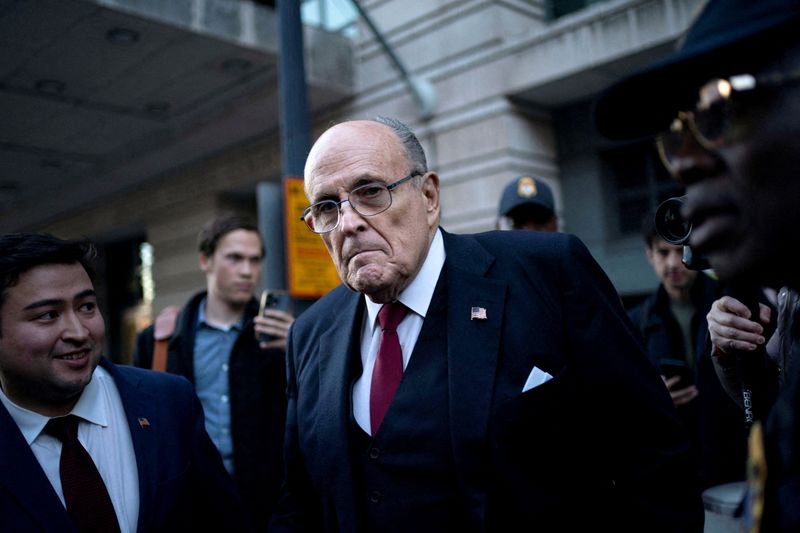 © Reuters. FILE PHOTO: Former New York Mayor Rudy Giuliani departs the U.S. District Courthouse after he was ordered to pay $148 million in his defamation case in Washington, U.S., December 15, 2023. REUTERS/Bonnie Cash/File Photo