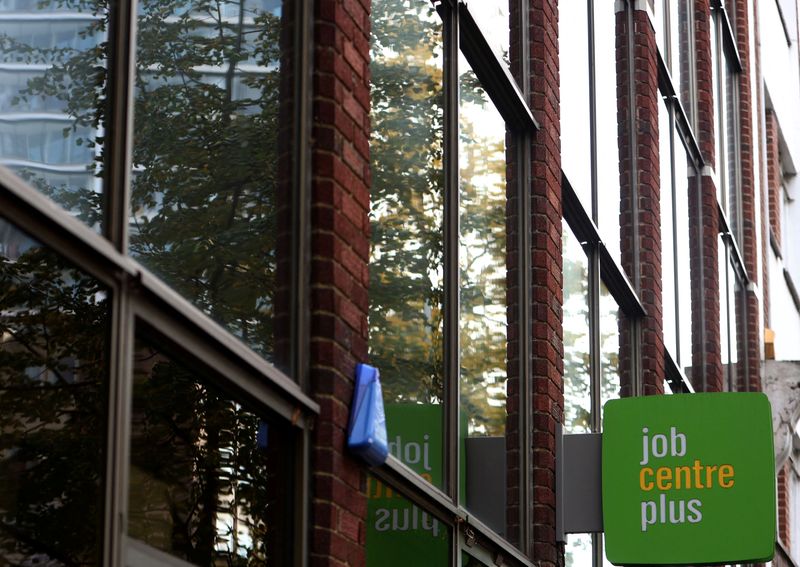 © Reuters. FILE PHOTO: People walk alongside a Job Centre Plus in London, Britain, October 25, 2023.  REUTERS/ Susannah Ireland/File Photo