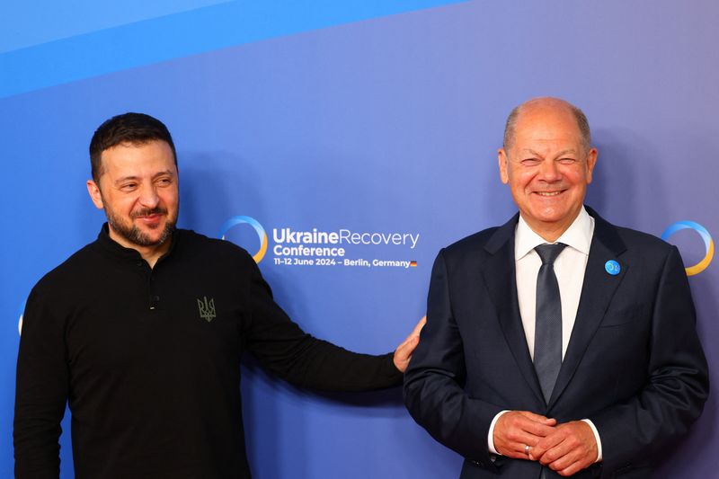 © Reuters. German Chancellor Olaf Scholz and Ukrainian President Volodymyr Zelenskiy pose for a picture during the Ukraine Recovery Conference in Berlin, Germany, June 11, 2024. REUTERS/Nadja Wohlleben