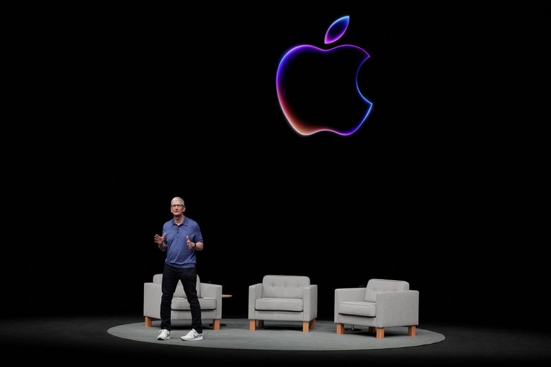 &copy; Reuters. Apple CEO Tim Cook attends a panel discussion during the annual developer conference event at the company's headquarters in Cupertino, California, U.S., June 10, 2024. REUTERS/Carlos Barria/File Photo