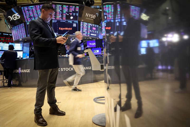 &copy; Reuters. Trader alla Borsa di New York (Nyse) a New York City, Stati Uniti, 8 maggio 2024.  REUTERS/Brendan McDermid