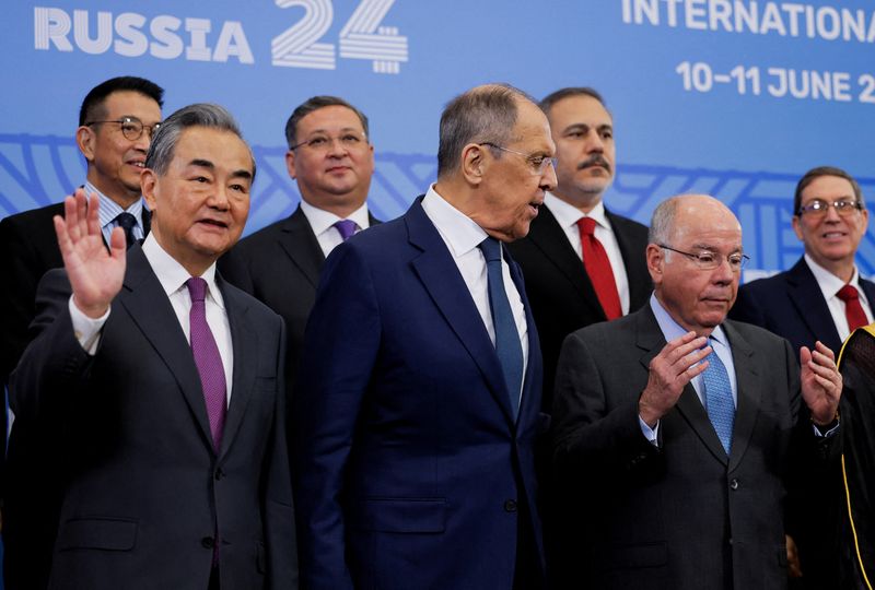 &copy; Reuters. Ministros das Relações Exteriores Wang Yi, Sergei Lavrov e Mauro Vieira em Nizhny Novgorodn 11/6/2024    REUTERS/Maxim Shemetov