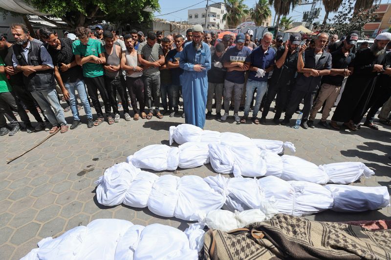 &copy; Reuters. I fedeli si riuniscono durante il funerale dei palestinesi uccisi dagli attacchi israeliani, nel corso del conflitto tra Israele e Hamas, a Deir Al-Balah, nella Striscia di Gaza centrale, l'8 giugno 2024. REUTERS/Ramadan Abed