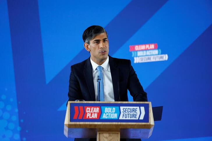 © Reuters. Britain's Prime Minister and Conservative Party leader Rishi Sunak delivers a speech to launch the Conservatives' general election manifesto in Silverstone, central England, on June 11, 2024.     BENJAMIN CREMEL/Pool via REUTERS