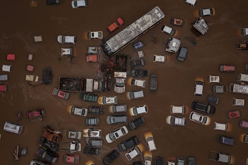 &copy; Reuters. Foto com drone mostra veículos parcialmente submersos em um pátio do departamento estadual de trânsito, em Eldorado do Sul (RS)n13/05/2024nREUTERS/Amanda Perobelli