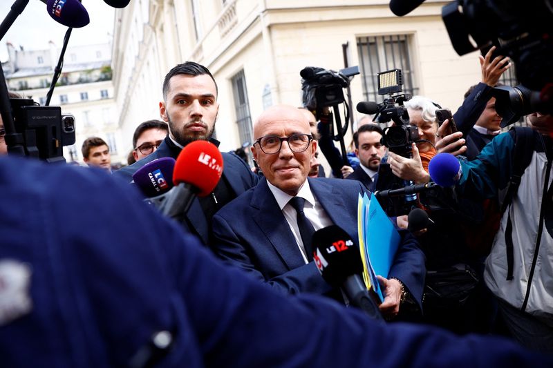 © Reuters. Eric Ciotti, head of the French conservative party Les Republicains (The Republicans - LR), is surrounded by journalists as he leaves the LR party headquarters in Paris, as French political parties try to build alliances ahead of early legislative elections in France, June 11, 2024. REUTERS/Sarah Meyssonnier