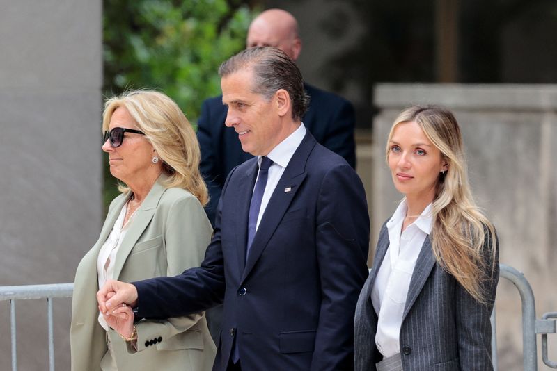 © Reuters. Hunter Biden, son of U.S. President Joe Biden, and his wife Melissa Cohen Biden and U.S. first lady Jill Biden leave the federal court after the jury finds him guilty on all three counts in his trial on criminal gun charges, in Wilmington, Delaware, U.S., June 11, 2024. REUTERS/Hannah Beier