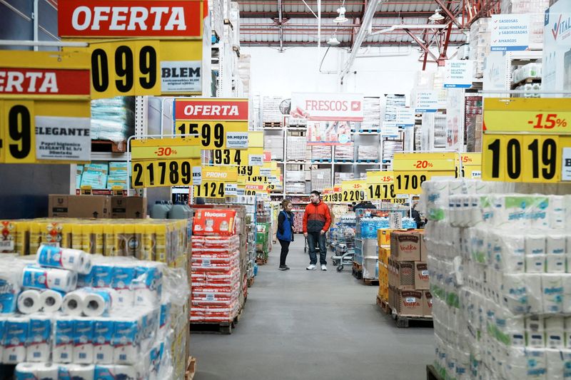 &copy; Reuters. FILE PHOTO: Consumers check products at a wholesaler in Buenos Aires, Argentina May 10, 2024. REUTERS/Irina Dambrauskas/File Photo