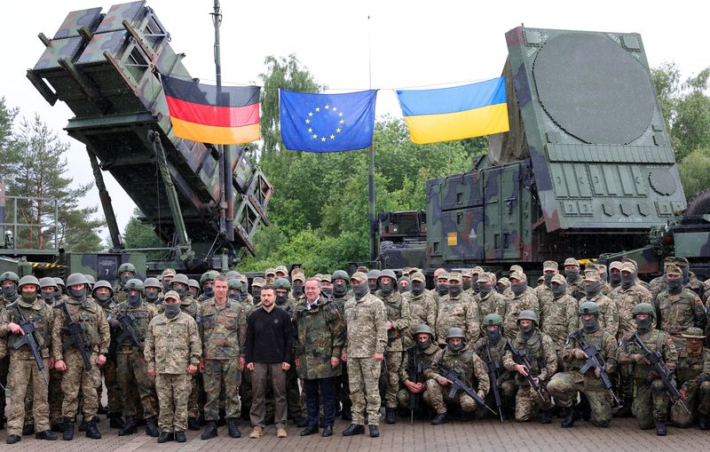© Reuters. Ukrainian President Volodymyr Zelenskiy poses with soldiers during his visit to a military training area to find out about the training of Ukrainian soldiers on the “Patriot” anti-aircraft missile system, at an undisclosed location, in Germany, June 11, 2024.   Jens Buttner/Pool via REUTERS