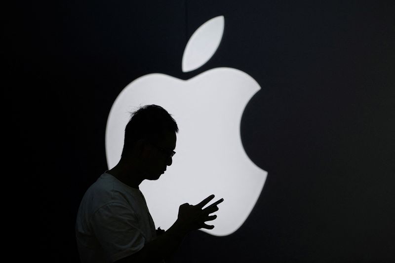 © Reuters. Pessoa verifica o telefone perto de um logotipo da Apple fora de sua loja em Xangai
13/11/2023
REUTERS/Aly Song
