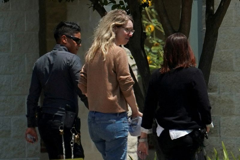 &copy; Reuters. FILE PHOTO: Theranos founder Elizabeth Holmes arrives to begin serving her prison sentence for defrauding investors in the failed blood-testing startup, at the Federal Prison Camp in Bryan, Texas, U.S. May 30, 2023.  REUTERS/Go Nakamura/File Photo