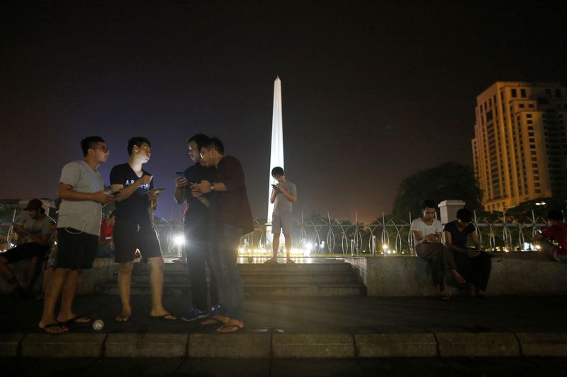 &copy; Reuters. FILE PHOTO: Youths play Pokemon Go in front of City Hall in central Yangon, Myanmar, August 11, 2016. REUTERS/Soe Zeya Tun/File Photo
