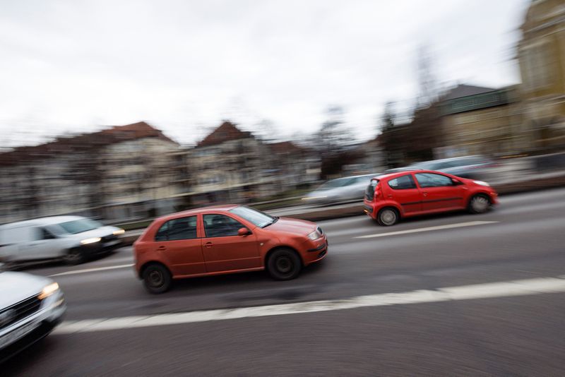 © Reuters. FILE PHOTO: A longtime exposure shows cars driving on the Mittlerer Ring  in Munich, Germany, February 1, 2023. REUTERS/Lukas Barth/File Photo