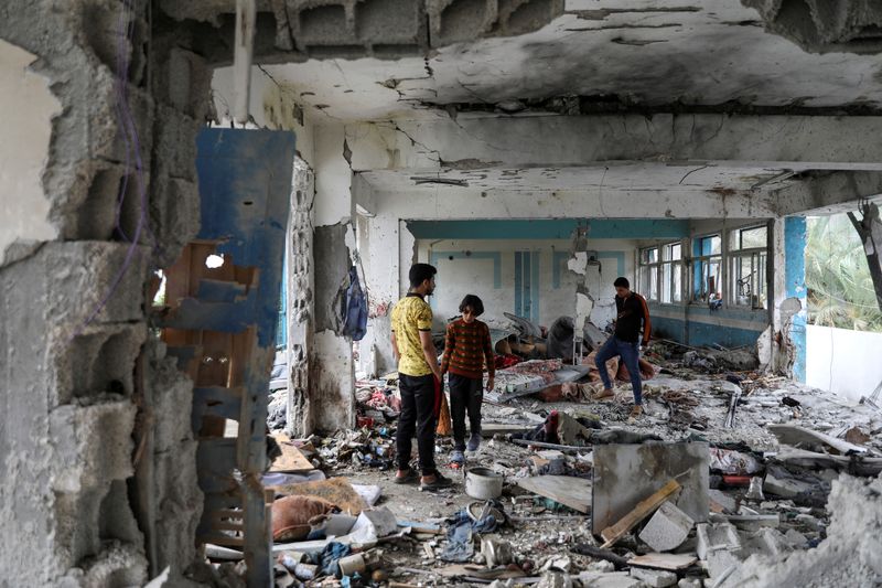 &copy; Reuters. Palestinesi ispezionano il luogo di un attacco israeliano a una scuola dell'Unrwa che ospita sfollati, nel corso del conflitto tra Israele e Hamas, nel campo profughi di Nuseirat, nella Striscia di Gaza centrale, il 6 giugno 2024. REUTERS/Abed Khaled