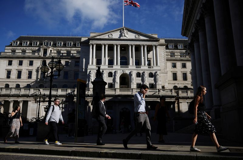 &copy; Reuters. FILE PHOTO: People walk past the Bank of England during morning rush hour Britain, July 29, 2021. REUTERS/Henry Nicholls/File Photo