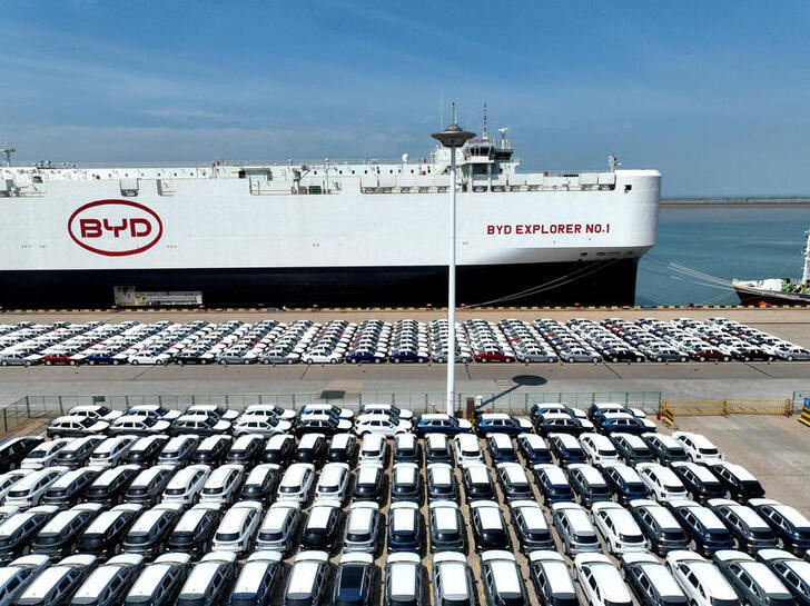 © Reuters. A drone view shows BYD electric vehicles before being loaded onto a vehicle carrier for export to Brazil, at the port of Lianyungang in Jiangsu province, China April 25, 2024. China Daily via REUTERS/File Photo  