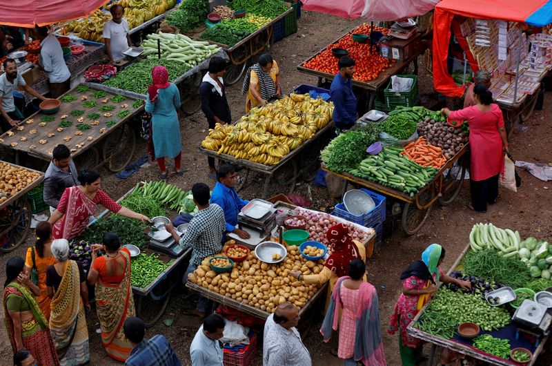 &copy; Reuters. FILE PHOTO: FILE PHOTO: Customers buy fruits and vegetables at an open air evening market in Ahmedabad, India, August 21, 2023. REUTERS/Amit Dave/File Photo/File Photo