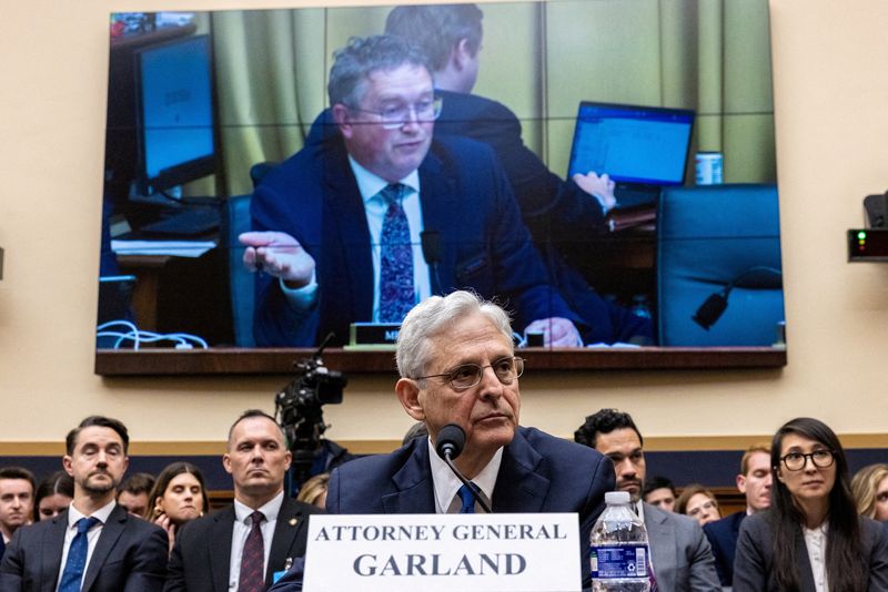 © Reuters. FILE PHOTO: Rep. Thomas Massie (R-KY) questions U.S. Attorney General Merrick Garland during a House Judiciary Committee hearing entitled “Oversight of the U.S. Department of Justice” in Washington, D.C., U.S., June 4, 2024. REUTERS/Anna Rose Layden/File Photo