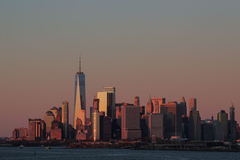 © Reuters. FILE PHOTO: The setting sun is seen reflecting off 1 World Trade Center and other buildings in Manhattan in New York City, U.S., December 4, 2018. REUTERS/Brendan McDermid/File Photo