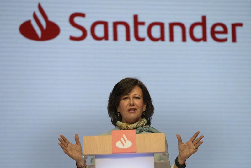 &copy; Reuters. La presidente della banca spagnola Santander Ana Botin presenta il nuovo logo della banca durante l'assemblea generale annuale degli azionisti a Santander, Spagna, 23 marzo 2018. REUTERS/Eloy Alonso/Foto d'archivio