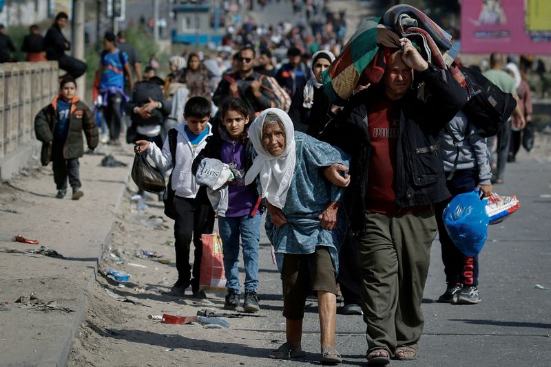 © Reuters. File photo: Palestinians fleeing north Gaza move southward as Israeli tanks roll deeper into the enclave, amid the ongoing conflict between Israel and Hamas, in the central Gaza Strip, November 10, 2023. REUTERS/Ibraheem Abu Mustafa/File photo