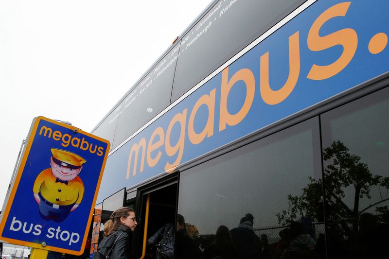 © Reuters. FILE PHOTO: Passengers board a Megabus bus in New York City May 8, 2014.   REUTERS/Eduardo Munoz/File Photo