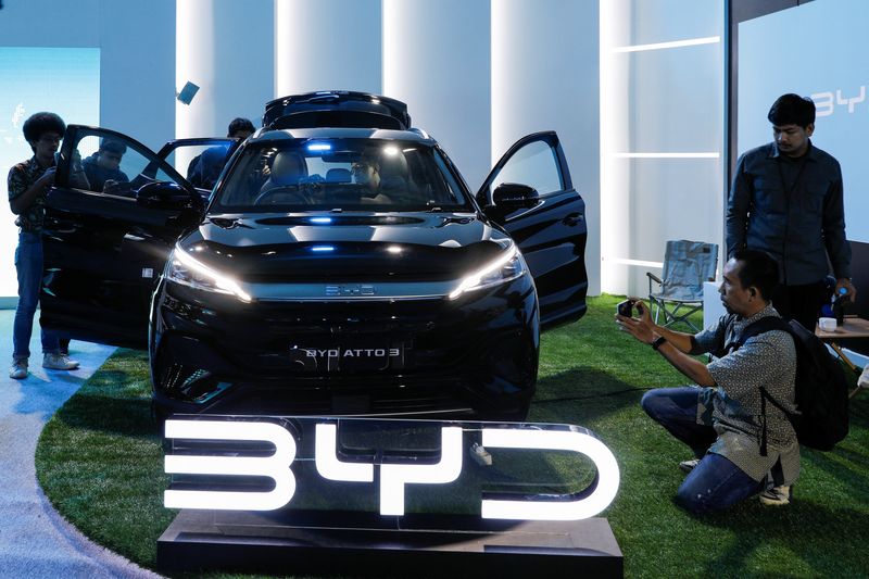 &copy; Reuters. FILE PHOTO: Journalists inspect China's BYD Atto 3 electric vehicle, during its launch ceremony in Jakarta, Indonesia, January 18, 2024. REUTERS/Willy Kurniawan
