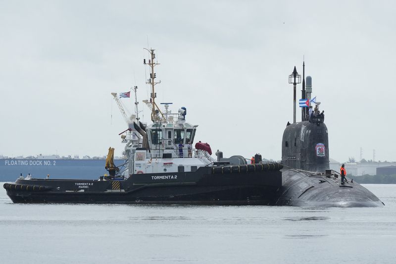 © Reuters. A tug boat manoeuvres Russian nuclear-powered cruise missile submarine Kazan as it docks in Havana’s bay, Cuba, June 12, 2024. REUTERS/Alexandre Meneghini