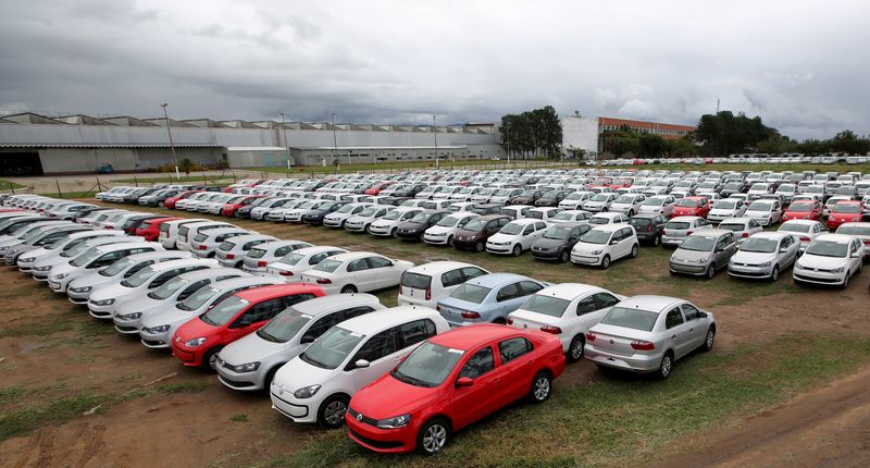 &copy; Reuters. Carros novos estacionados em fábrica da Volkswagen em Taubatén19/06/2015nREUTERS/Paulo Whitaker