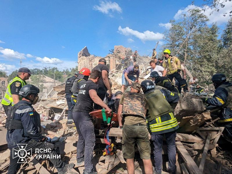 © Reuters. Rescuers work at a site of a Russian missile strike, amid Russia's attack on Ukraine, in Kryvyi Rih, Ukraine in this handout image released on June 12, 2024. Press service of the State Emergency Service of Ukraine/Handout via REUTERS 