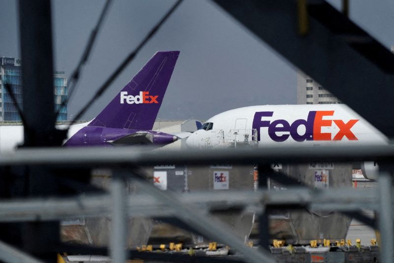 &copy; Reuters. Logo do FedEx em aeronave no aeroporto em Los Angeles, Califórnian16/9/2022  REUTERS/Bing Guan/Arquivo