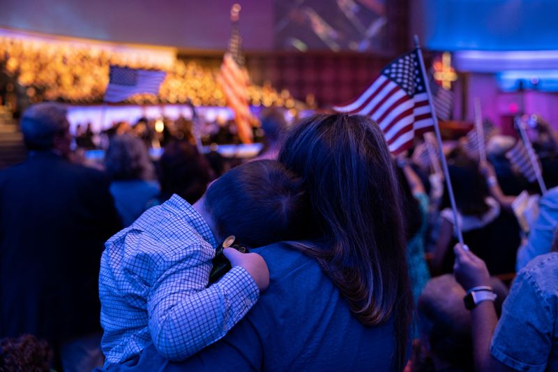 &copy; Reuters. FILE PHOTO: Congregants take part in an annual “Freedom Sunday” service at the First Baptist evangelical Southern Baptist megachurch in Dallas, Texas, U.S. June 26, 2022.  REUTERS/Shelby Tauber/File Photo