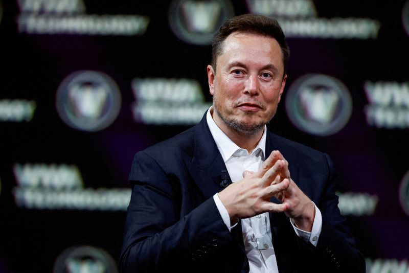 © Reuters. FILE PHOTO: Elon Musk, Chief Executive Officer of SpaceX and Tesla and owner of Twitter, gestures as he attends the Viva Technology conference dedicated to innovation and startups at the Porte de Versailles exhibition centre in Paris, France, June 16, 2023. REUTERS/Gonzalo Fuentes/File Photo