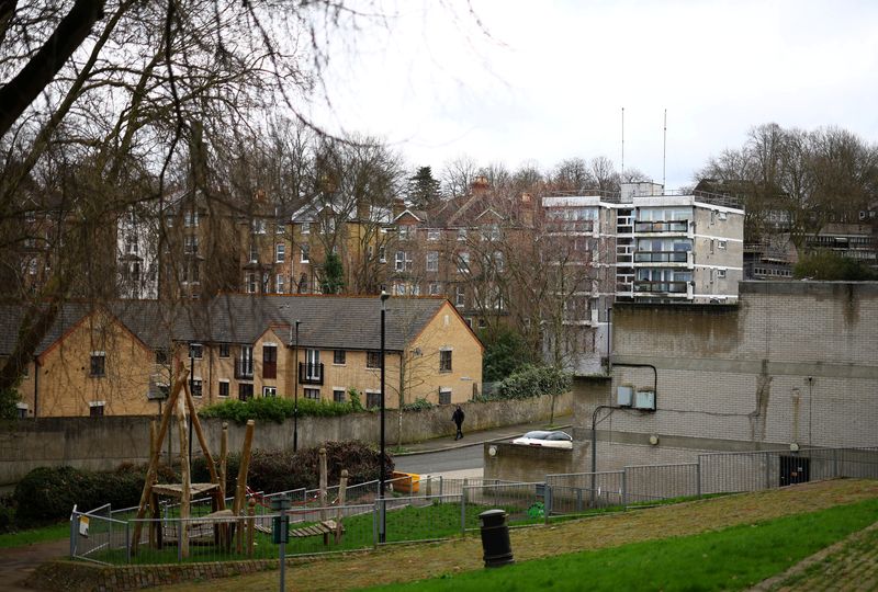 © Reuters. FILE PHOTO: A man walks through a housing estate in south London, Britain, February 26, 2024. REUTERS/Hannah McKay/File Photo